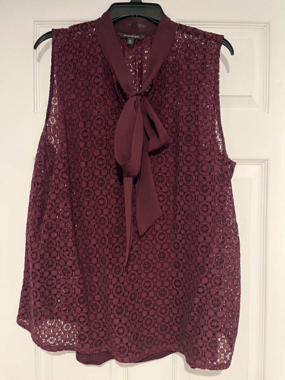 Like new! Banana Republic Sleeveless Lace Tie-Neck Top